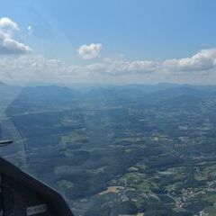 Flugwegposition um 13:32:04: Aufgenommen in der Nähe von Pischelsdorf in der Steiermark, 8212, Österreich in 1334 Meter